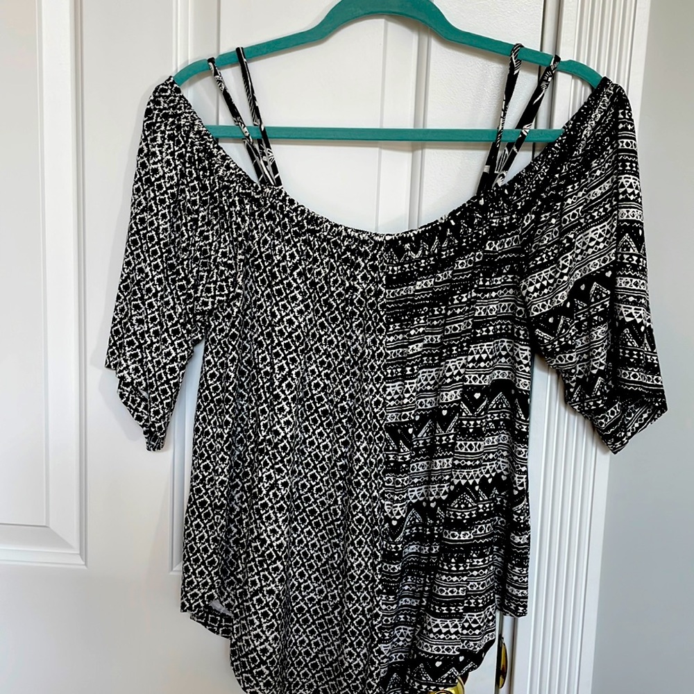Deletta black and white top, can be worn off shoulder, comfortable and casual